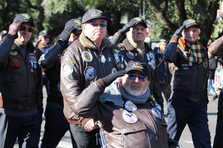 Milei asiste al desfile militar en el Día de la Independencia