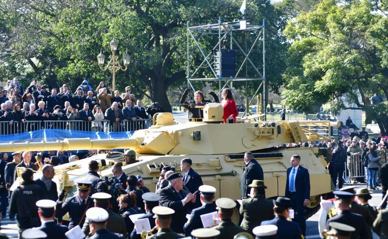 Milei presentó uno de los primeros tanques en el desfile del 9 de julio. (Foto: NA)