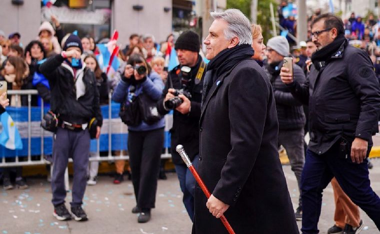 Llaryora en el desfile por el Día de la Independencia en Río III. (Foto/Gob. Córdoba)