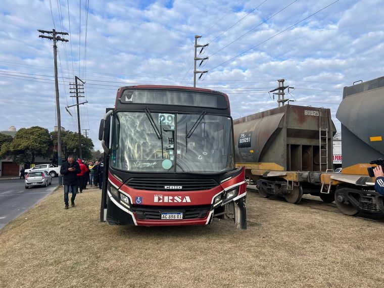 Un tren de carga arrolló a un colectivo de Ersa operado por la empresa Tamse dejando 