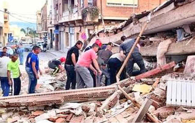 Un edificio de tres pisos se desplomó sobre la calle (Foto: Nacho García/AGM)