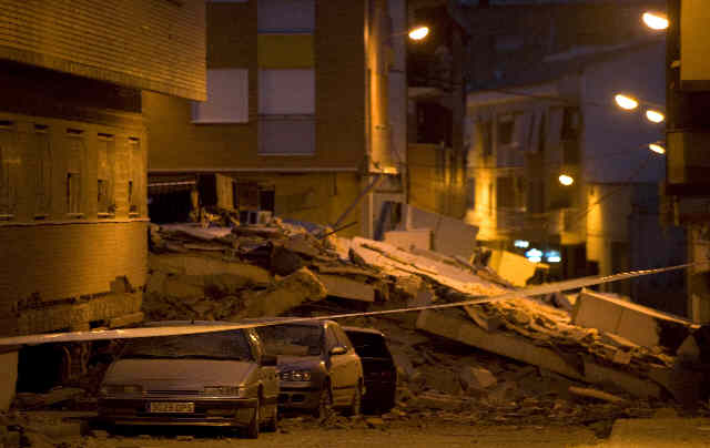 Un edificio de tres pisos se desplomó sobre una de las calles de Lorca.