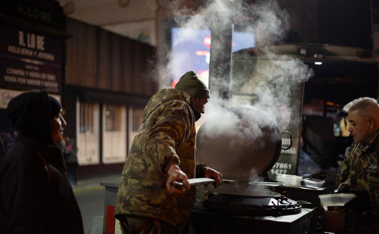 Frío extremo: refuerzan raciones de comida distribuidas junto a excombatientes.