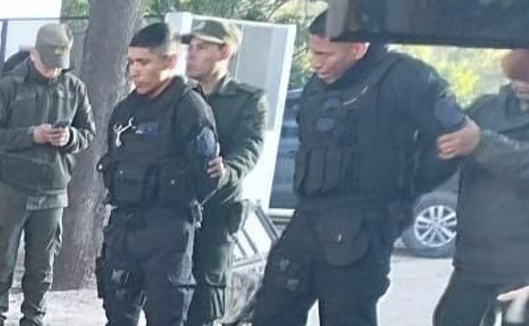 Dos policías detenidos por transportar 400 kilos de cocaína en Salta.