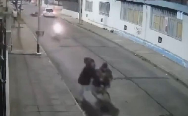 El niño fue alcanzado por una bala en un tiroteo entre motochorros y la Policía.