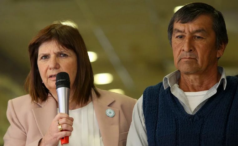Patricia Bullrich, junto al papá de Loan.