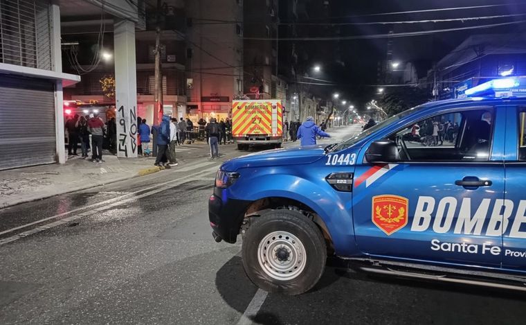Varios heridos tras incendio que obligó a evacuar un edificio en barrio Abasto.