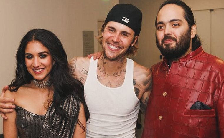 Justin con los miembros de la pareja india que pagó la fortuna por su concierto.