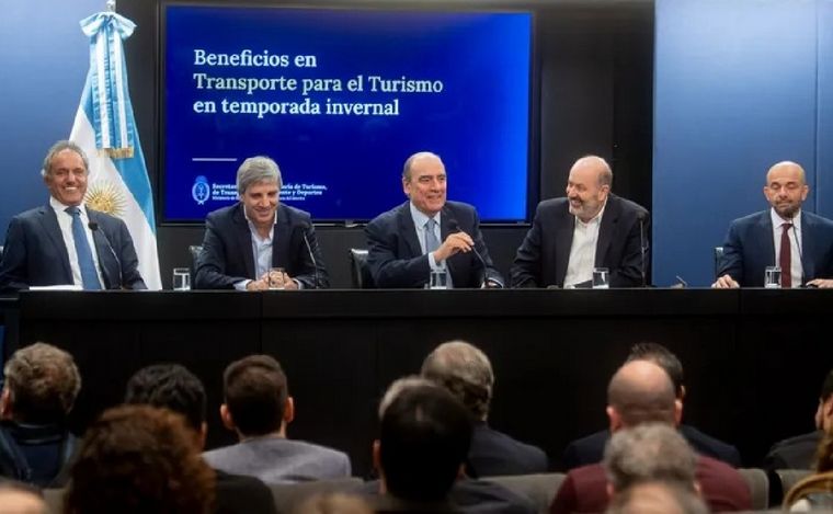 Scioli, Caputo, Francos, Sturzenegger y Mogetta durante el anuncio de esta semana.