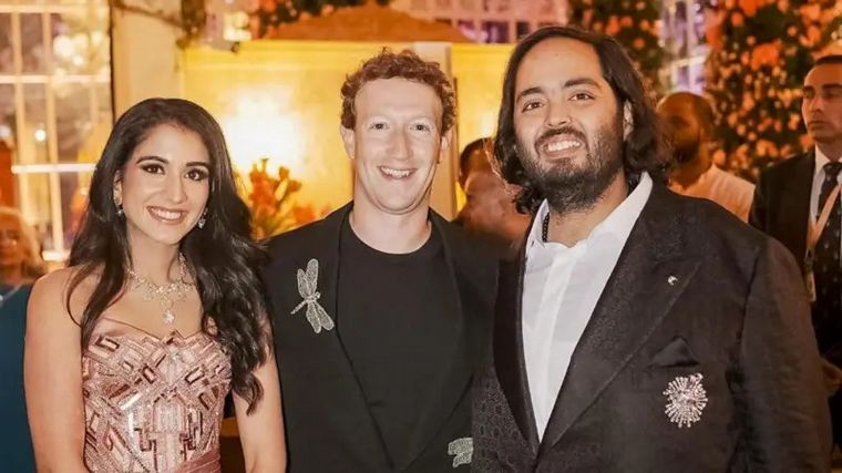 Mark Zuckerberg, creador de Facebook, fue invitado a la fiesta
