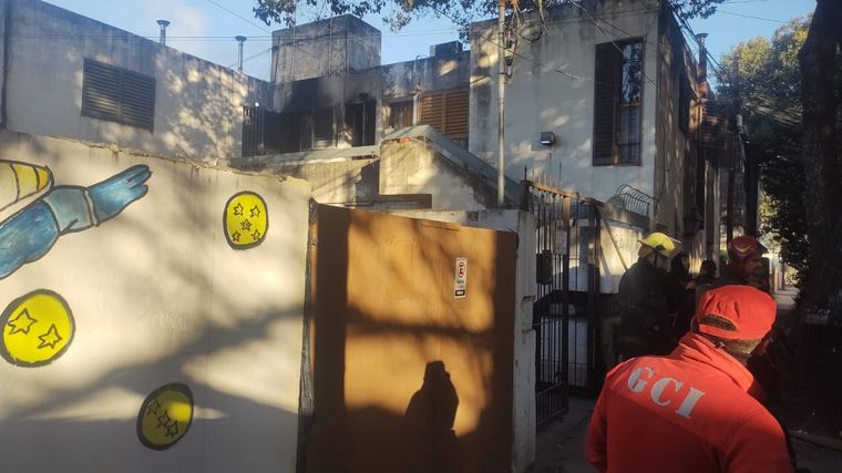Un colchón cayó en una estufa y se incendió un departamento: la familia se salvó
