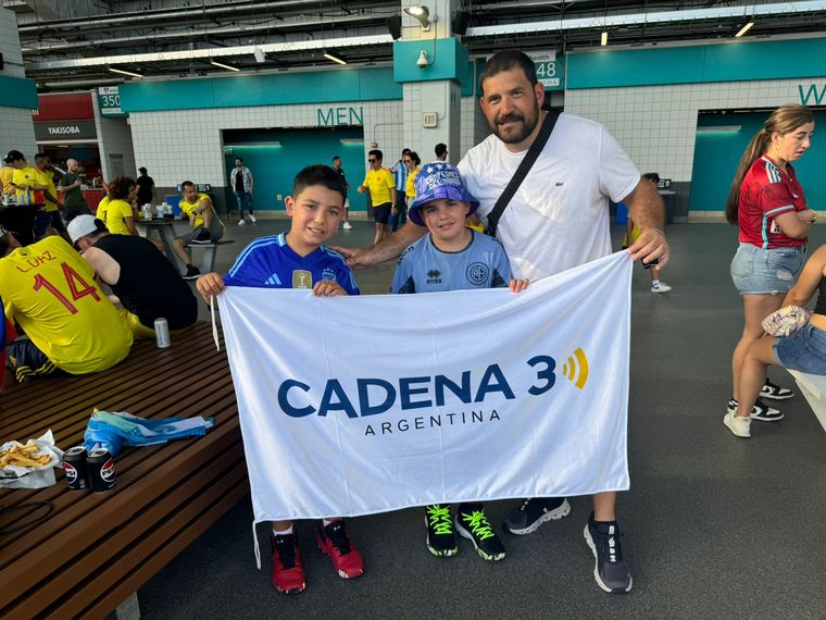 El hincha argentino que logró ingresar al estadio tras los incidentes. 