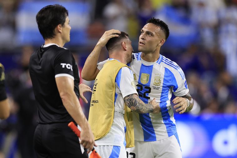 Lautaro Martínez festeja junto a Messi el tanto del triunfo. Foto: Twitter.