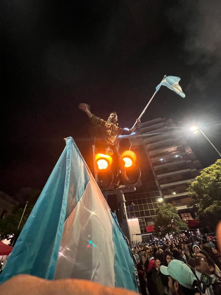 Una multitud en Córdoba se reunió en el Patio Olmos para los festejos. 