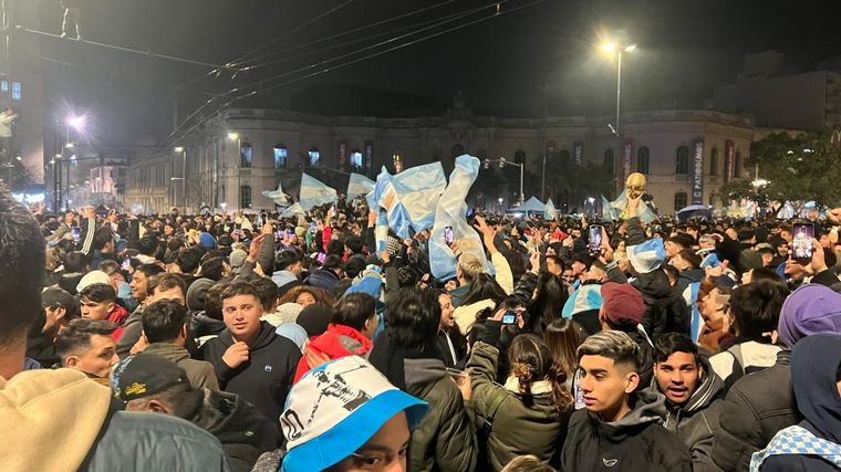 Una multitud en Córdoba se reunió en el Patio Olmos para festejar. (Daniel Cáceres).