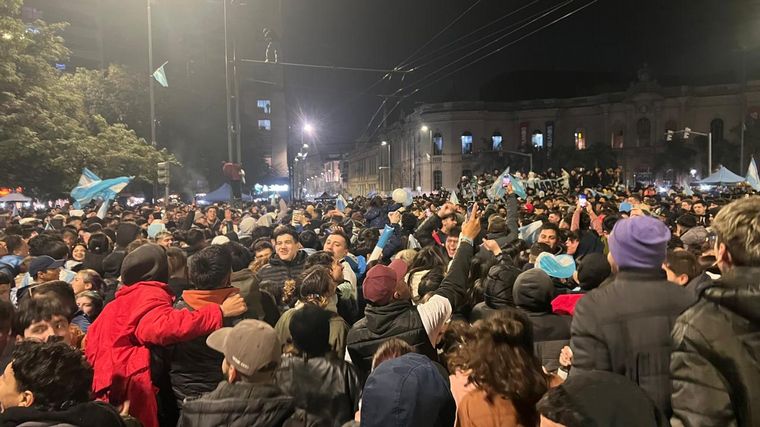 Una multitud en Córdoba se reunió en el Patio Olmos para festejar. (Daniel Cáceres).