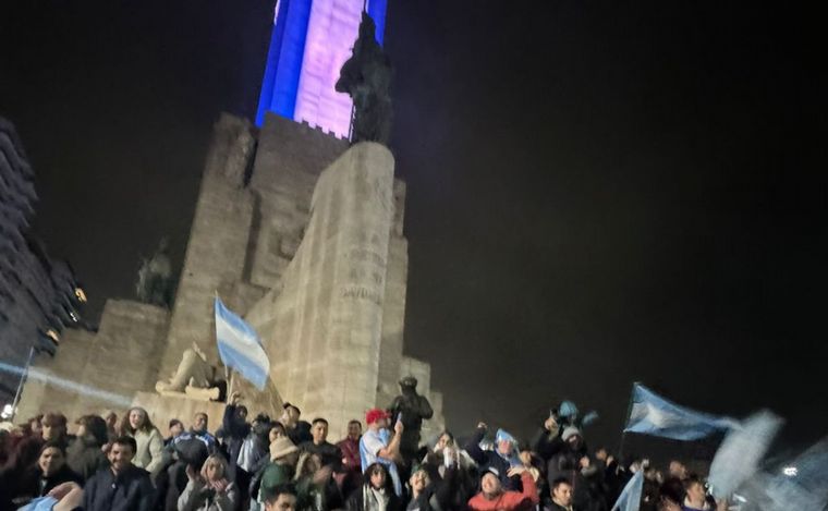 Los festejos en el Monumento a la Bandera de Rosario por la Copa América 2024.