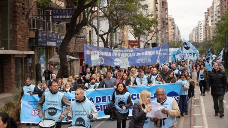 Llaryora no logra acordar paritarias con los docentes cordobeses