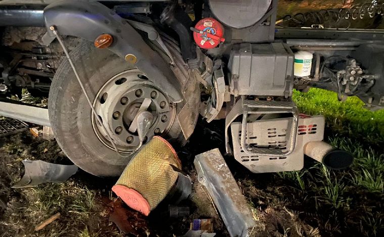 Un camión chocó contra el guardarraíl en Circunvalación. (Emanuel Manitta/Cadena 3)