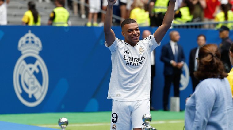 Mbappé fue presentado en el Real Madrid ante una multitud (Foto: @EFEdeportes)