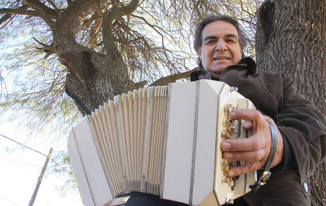 Además de su excelente voz, se caracterizó por su bandoneón blanco.