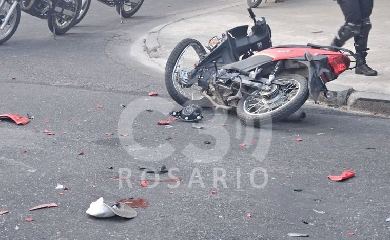 La moto tras el accidente, caída en la calle.
