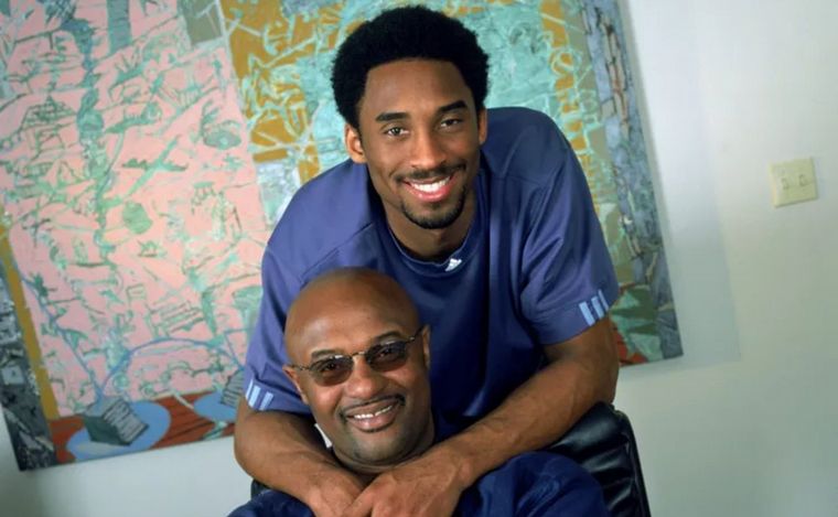 Kobe Bryant junto a su padre Joe. (Foto: Getty Images).