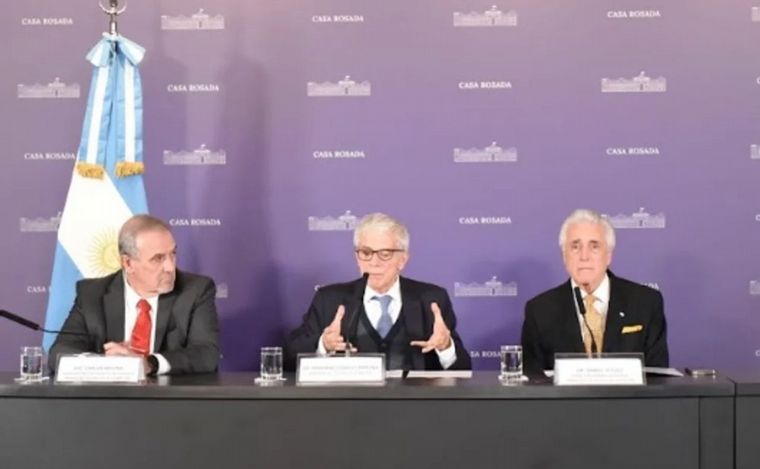 Mariano Cúneo Libarona, ministro de Justicia de la Nación, junto a dos funcionarios.