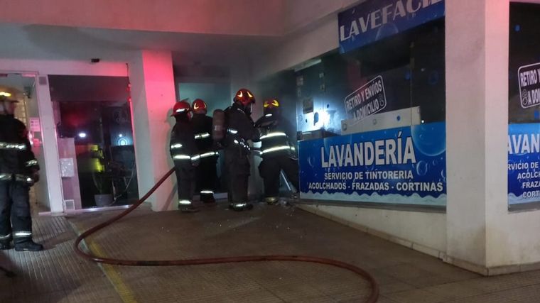 Bomberos apagaron un incendio en una lavandería en barrio Nueva Córdoba