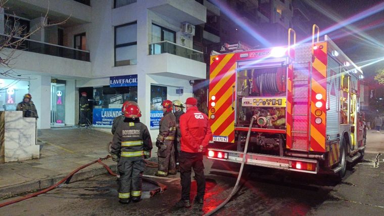 Bomberos apagaron un incendio en una lavandería en barrio Nueva Córdoba