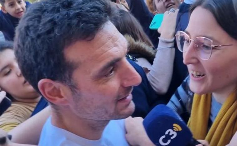 El descanso del DT: Scaloni almorzó con su familia en un shopping de Rosario.