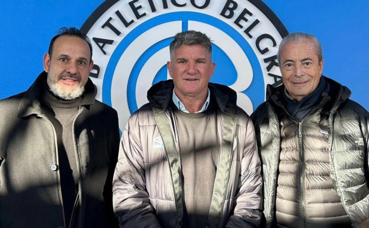 Artime, presidente de Belgrano, con los directivos de Playcet