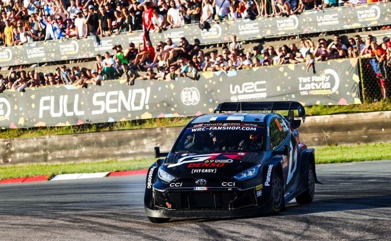 Rovanpera y el Yaris WRC1 en un Bikernieki Track completo para el Rally de Letonia