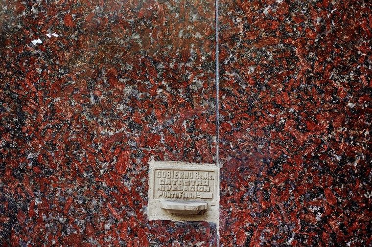 Un fotógrafo y su pasión por los puntos fijos de nivelación en nuestro país