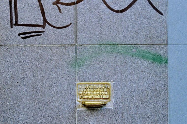 Un fotógrafo y su pasión por los puntos fijos de nivelación en nuestro país