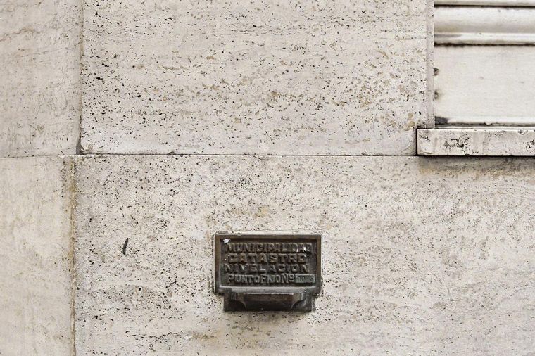 Un fotógrafo y su pasión por los puntos fijos de nivelación en nuestro país