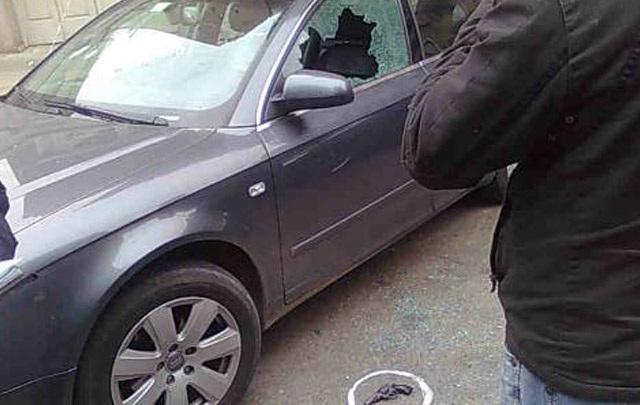 El lujoso automóvil alemán Audi recibió numerosos impactos de bala.