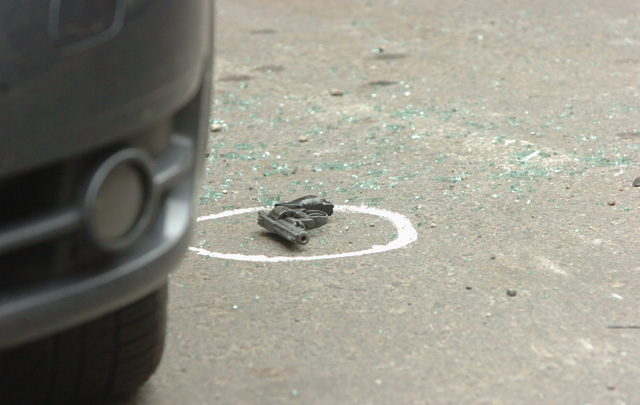 El arma de uno de los delincuentes quedó en el piso tras el intenso tiroteo.