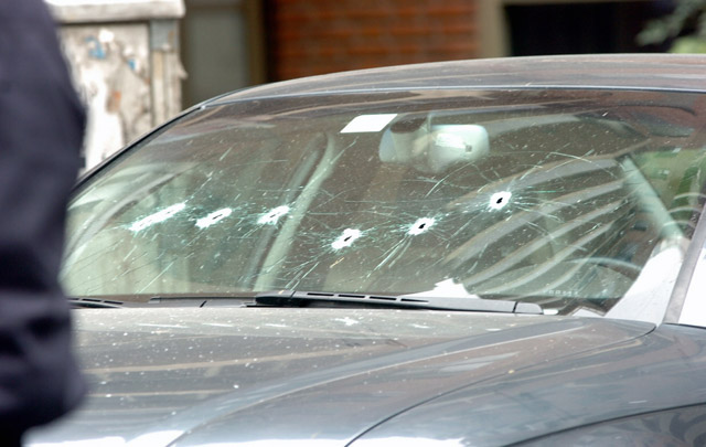 El parabrisas del lujoso Audi modelo 2007 recibió seis impactos de bala.