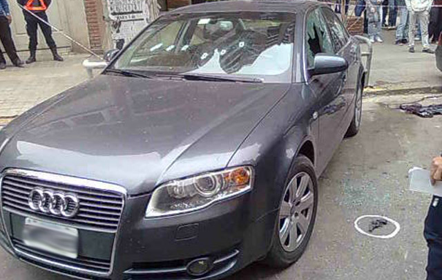 El lujoso automóvil alemán Audi recibió numerosos impactos de bala.