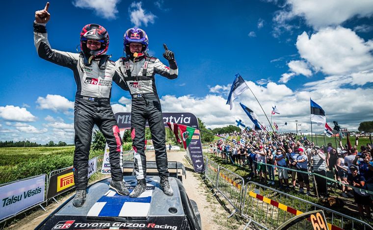 Rovanperä y Haltunen sobre el techo de su Yaris para festejar otro victoria