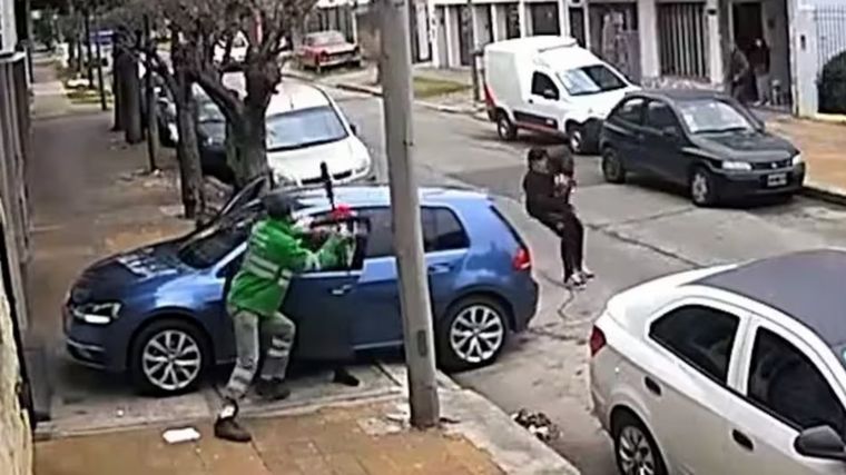 Walter, el barrendero que evitó el robo de un auto en Villa Adelina