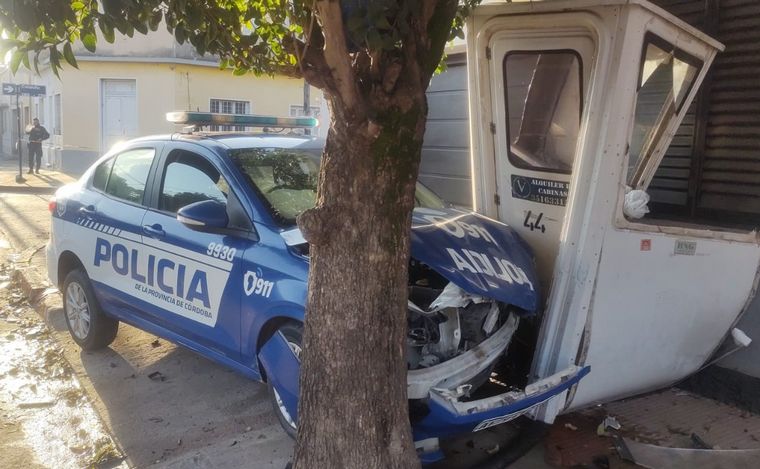 Fuerte choque entre un auto y un móvil policial. (Fernando Barrionuevo/Cadena 3)