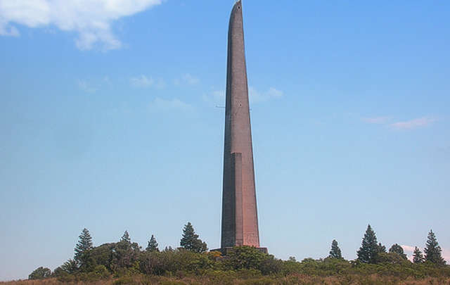 Monumento a Myriam Stefford, actriz y aviadora que falleció allí, en un accidente.