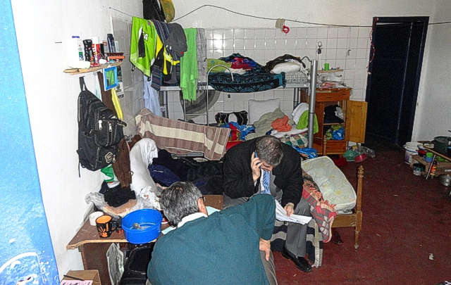 Los inspectores de la AFIP en pleno procedimiento en un taller textil clandestino.