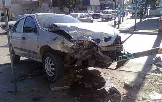 Una madre y sus dos hijos resultaron heridos por el choque.