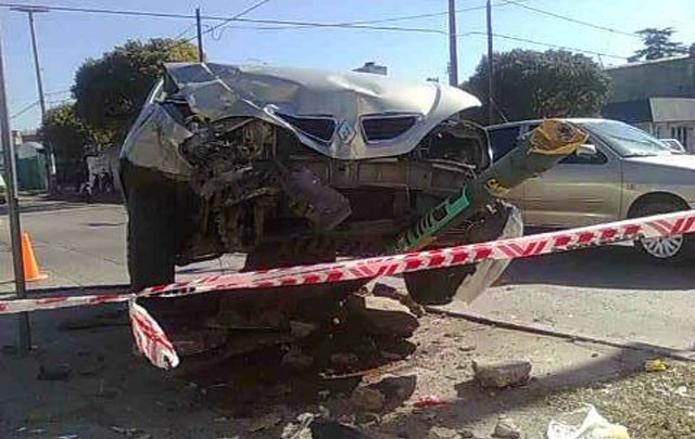 Un Megane y un Peugeot 504 casi provocan una tragedia. 
