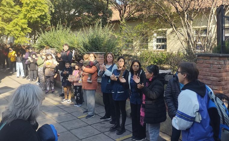 Abrazo solidario a la Escuela Roma. (Foto: Fernando Barrionuevo/Cadena 3)