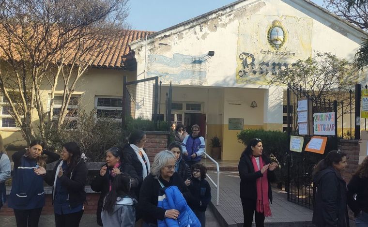 Abrazo solidario a la Escuela Roma. (Foto: Fernando Barrionuevo/Cadena 3)