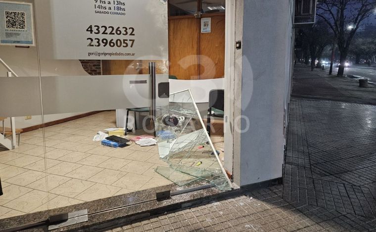 El ingreso a la inmobiliaria asaltada.